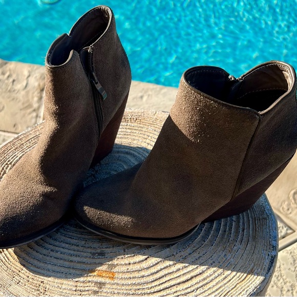 Very Volatile Gray Suede Wedge Booties 7.5 - Picture 4 of 5